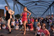 V neděli večer se pod rytmy latinskoamerických tanců rozhoupal železný most v Týně nad Vltavou.