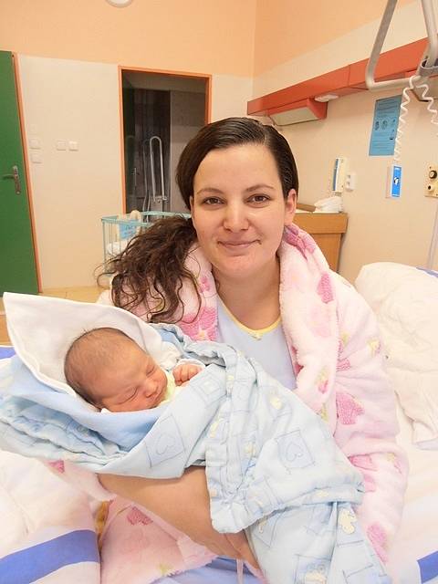 Prvorozený 3,56 kg vážící František Číhal si pohodlně hoví v náručí šťastné maminky Hany Číhalové. František se narodil 8 minut po 13. hodině v pondělí 4.11.2013. Pyšným tatínkem je Petr Číhal. Rodina je doma ve Štěpánovicích. 
