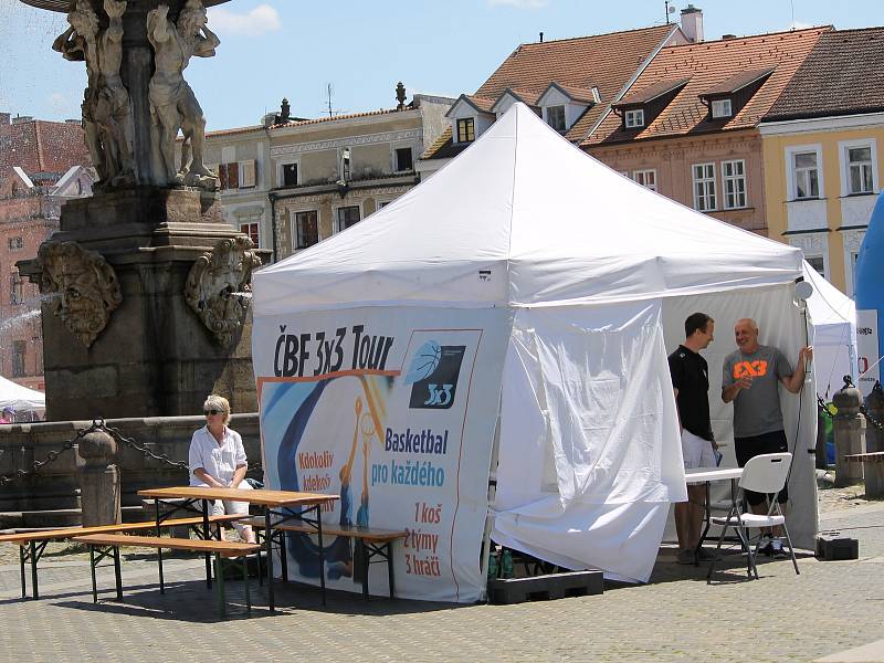 České Budějovice - Sobota 10. června patří na náměstí Přemysla Otakara II. v Českých Budějovicích basketbalu. Po roce tam dorazila Chance 3x3 Tour. U Samsona vyrostly čtyři kurty s mobilními koši.