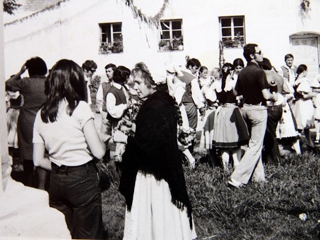 Snímky z natáčení filmu Prodaná nevěsta v Holašovicích.