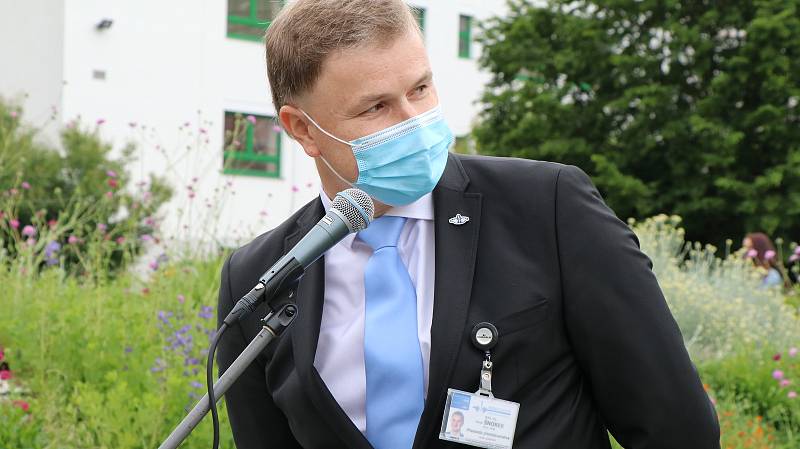Hudba Hradní stráže a Policie ČR hrála v areálu budějovické nemocnice jako poděkování zdravotníkům za nasazení v době pandemie.