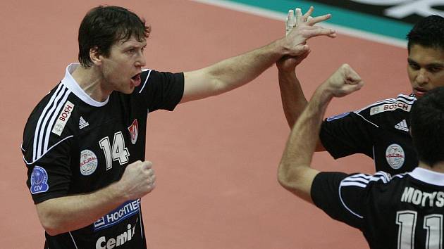 Nahrávač Jihostroje ČB Petr Zapletal (vlevo) se raduje se spoluhráči z vítězství