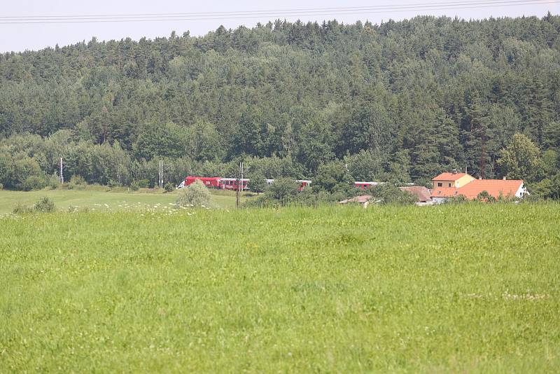 Na železničním přejezdu nedal řidič dodávky přednost projíždějícímu vlaku. Ten ho srazil a dodávku před sebou tlačil po kolejích dalších 500 metrů.