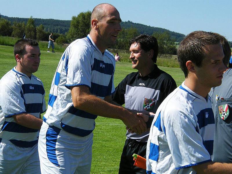 Fotbalista Jan Koller poprvé nastoupil v zápase okresního přeboru za tým Smetanovy Lhoty proti Borovanům a jedním gólem přispěl ke konečné remíze 3:3.