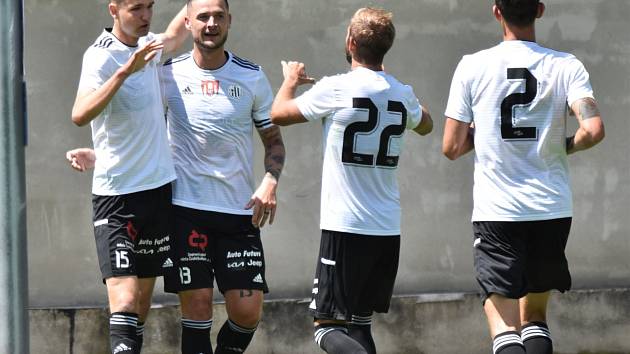 Ondřej Čoudek (vpravo) se v zápase Dynama s Duklou (3:1) raduje ze svého vítězného gólu spolu s Potočným, Sladkým a Havlem.