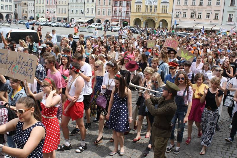 Celý týden žily České Budějovice multižánrovým festivalem Budějovický Majáles. Ten se v pátek rozloučil s krajským městem průvodem na náměstí Přemysla Otakara II., volbou krále a řadou koncertů.