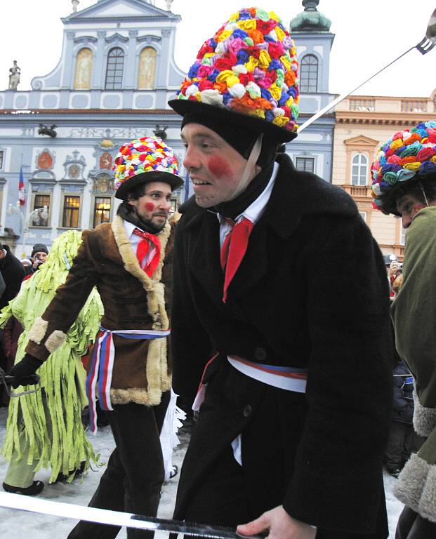 Na českobudějovickém náměstí v úterý odpoledne skončil koledami jihočeský masopust.