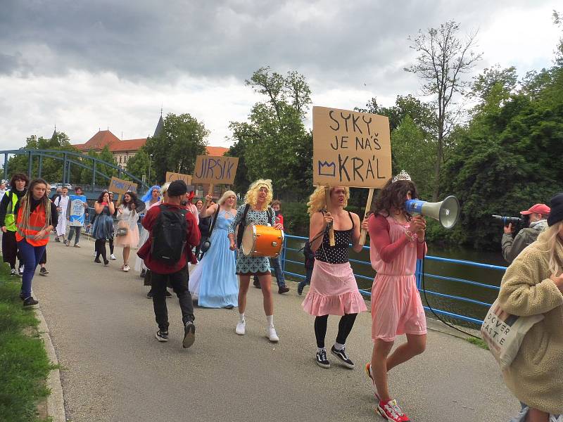 Českobudějovický majáles 2020. Studenti v maskách tentokrát v menším množství prošli městem. Veselí byli i tentokrát.