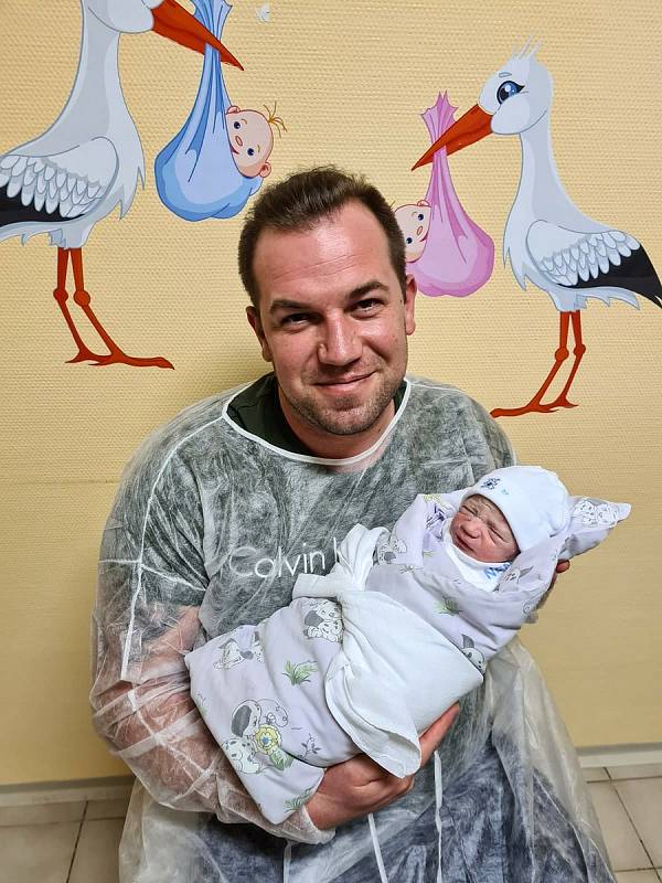Ve Staré Dobevi bude s 2letou sestrou Nikol vyrůstat novorozený Patrik Švamberk. Rodičům Nikole a Jiřímu Švamberkovým se narodil 25. 12. 2021 ve 3.10 h, vážil 2,35 kg.