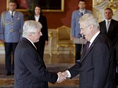 Prezident Miloš Zeman jmenoval premiérem Jiřího Rusnoka.