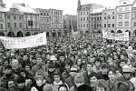 Sametová revoluce v Českých Budějovicích, listopad 1989. Na snímku demonstrace na náměstí.