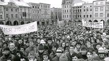 Sametová revoluce v Českých Budějovicích, listopad 1989. Na snímku demonstrace na náměstí.