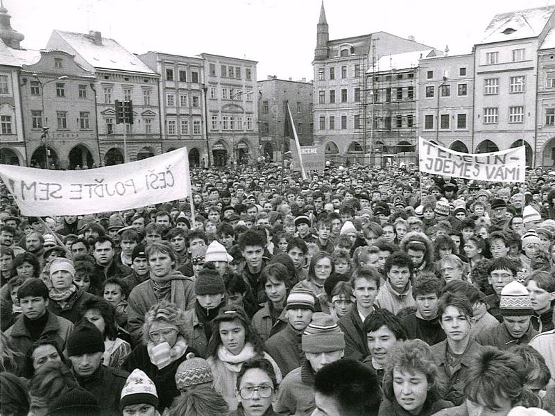 Sametová revoluce v Českých Budějovicích, listopad 1989. Na snímku demonstrace na náměstí.