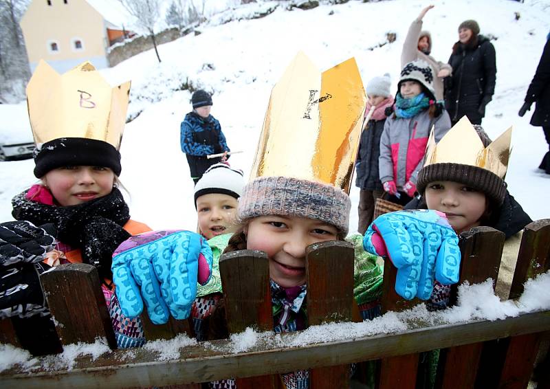 Doudlebské děti se letos při Tříkrálové sbírce brodily sněhem