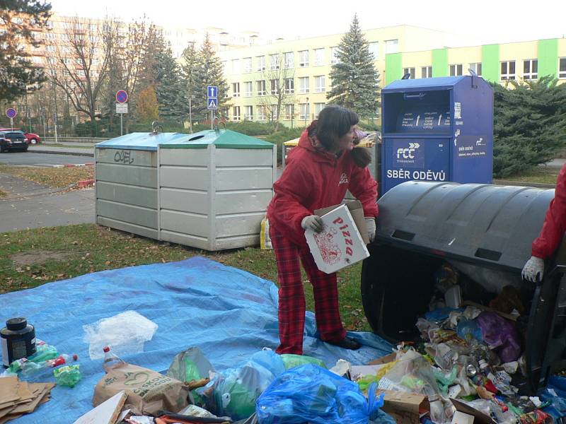 Ekologická organizace Arnika zkoumala směsný odpad v kontejneru na českobudějovickém sídlišti Šumava. Na snímku Jitka Straková.