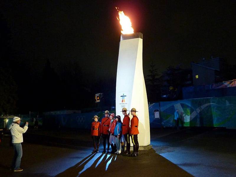 Dnes jsme dostali za bronz lístky na vyhlášení a tím jsme se dostali k jednomu z olympijských ohňů. Ten hlavní je ve Vancouveru.