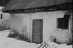 Kamera švenkuje po dvoře statku, kde nedobrovolně žili Chladilovi po násilném vystěhování.