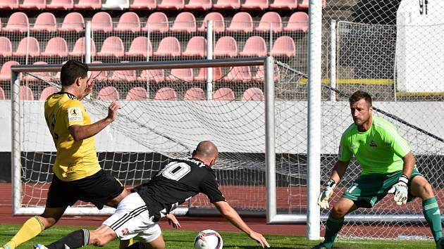 Fotbalisté Dynama hráli na Strahově s Olympií Praha 0:0 (Ivo Táborský z této šance gól nedal, na malém vápně podklouzl.