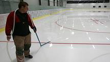 Poslední přípravy před zahájením zkušebního provozu v Hokejovém centru Pouzar,