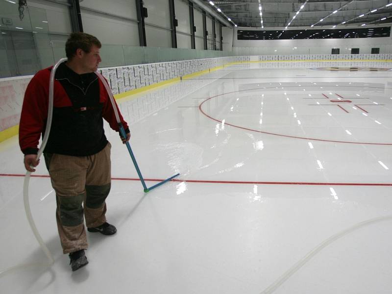 Poslední přípravy před zahájením zkušebního provozu v Hokejovém centru Pouzar,