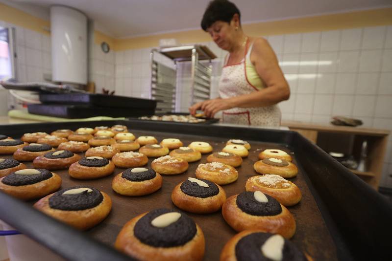 Milena Hálová peče koláčky na Selské slavnosti ve své pekárničce na náměstí. Letos jich bude asi osm set.