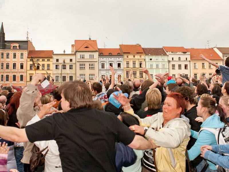 Panika na českobudějovickém náměstí Přemysla Otakara II. propukla při soukromé akci, kterou pořadatel nezvládl.