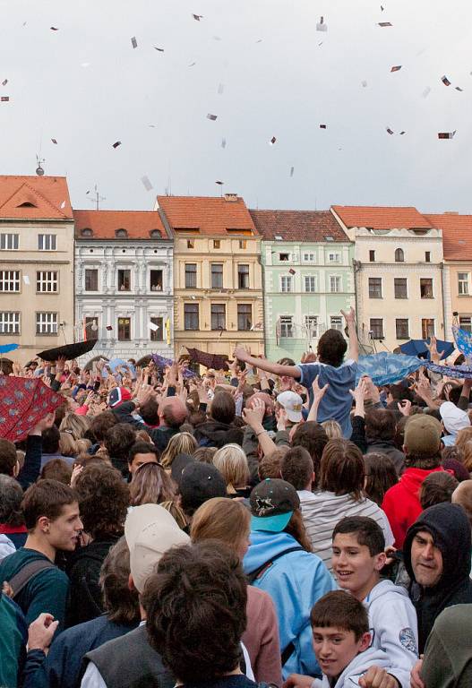 Panika na českobudějovickém náměstí Přemysla Otakara II. propukla při soukromé akci, kterou pořadatel nezvládl.