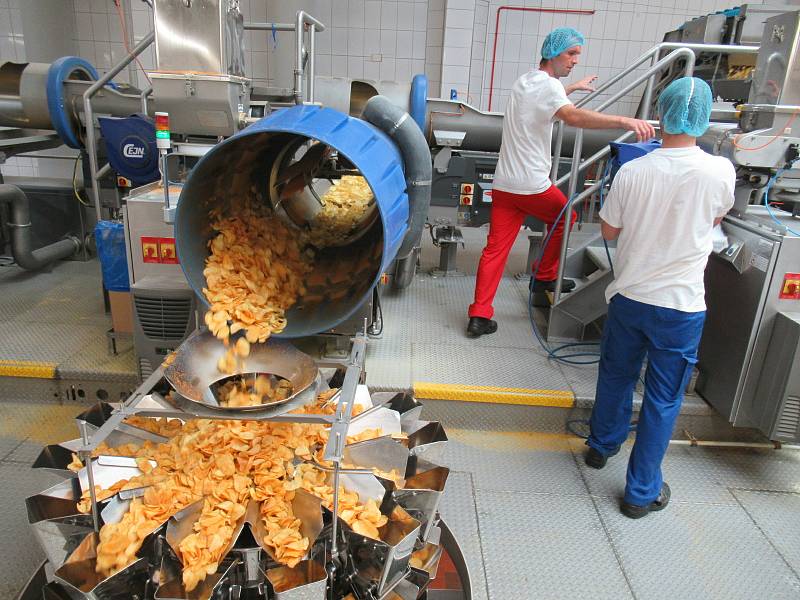 V choustnickém pobočce firmy Intersnack vyrábí zaměstnanci na dvou linkách tradiční české brambůrky Bohemia a na třetí křupavé snacky různých tvarů například Pom-Bär.
