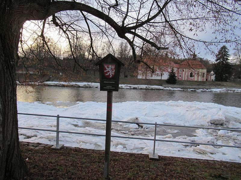 Kry se nahromadily v korytě řeky v Kolodějích nad Lužnicí, ve čtvrtek 18. února už byl průtok volný a pomalu odtávaly.