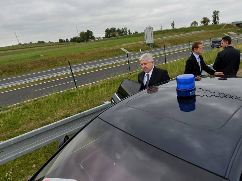 Premiér Jiří Rusnok u dálnice D3 u Soběslavi, který navštívil 3. září při cestě po Jihočeském kraji.