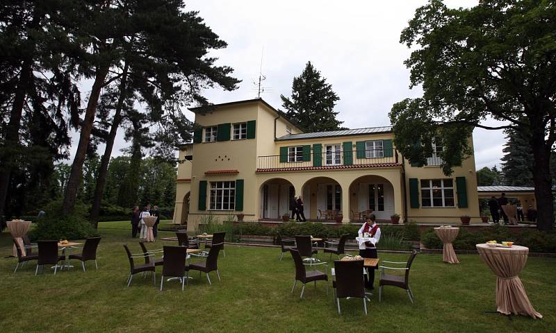 Edvard Beneš se svou ženou Hanou si nechal postavit letní dům v letech 1930-1931 v Sezimově Ústí u soutoku Lužnice a Kozského potoka podle projektu architekta Petra Kropáčka.