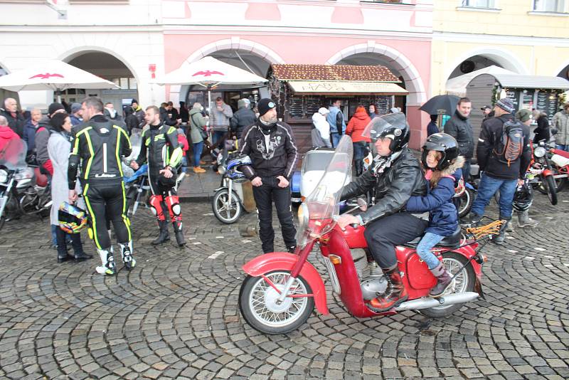 Sraz motorkářů na budějovickém náměstí Přemysla Otakara II. na Štědrý den v poledne.