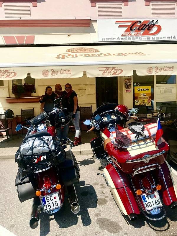 Hodně Dobrý Club Café v Ševětíně nabízí stylovou výzdobu i zážitek z prohlídky strojů při motorkářských jízdách.