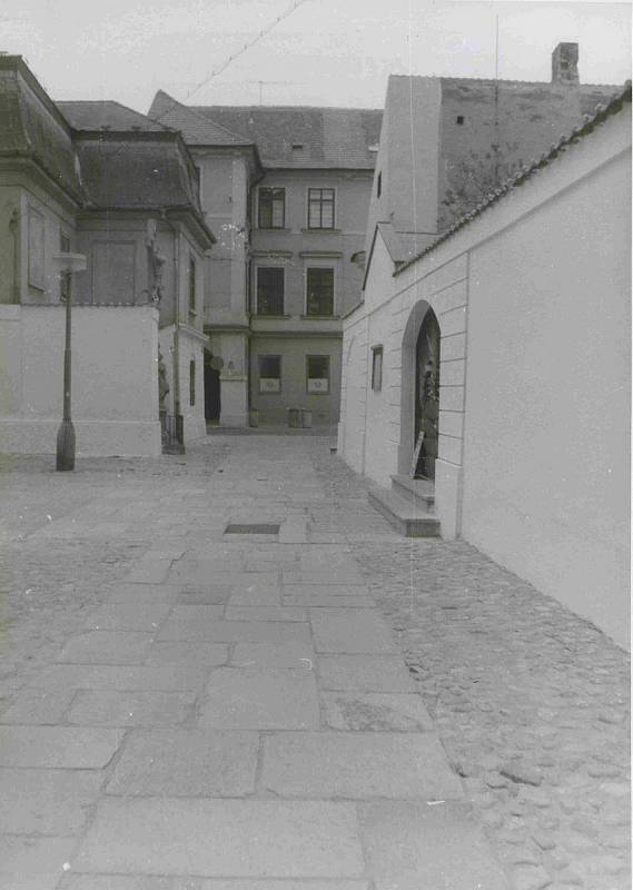 Přístupová cesta ke klášternímu kostelu po generální opravě. Foto ze sbírky fotografií a pohlednic Jiřího Dvořáka poskytl Státní okresní archiv České Budějovice