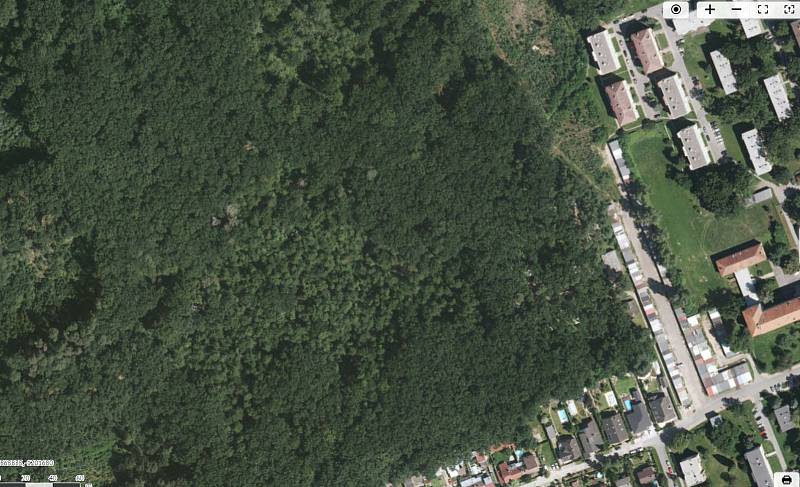 Letecké snímky ukazují místa poničená na jižní Moravě tornádem, kde pomáhají odstraňovat škody i Jihočeši. Na srovnávacích fotografiích situace v roce 2018. Les u Hodonína.