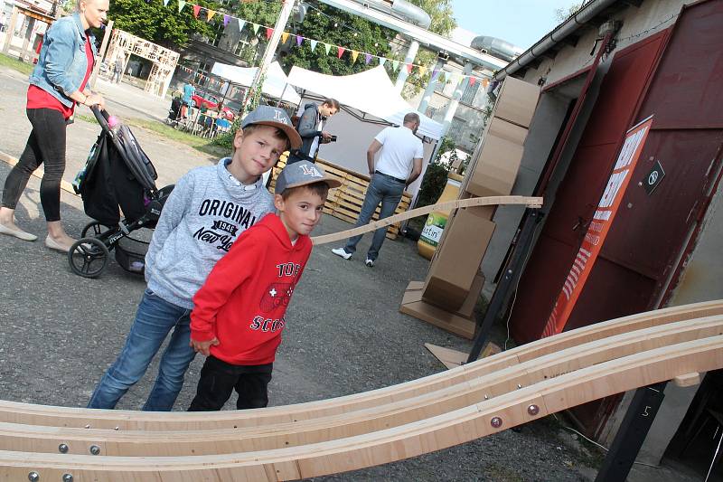 Maker Faire neboli přehlídka různých vynálezů přitáhla v sobotu od deseti hodin do českobudějovické "Žižkárny" davy návštěvníků.