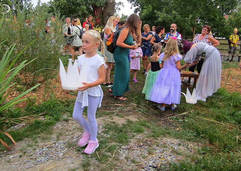 Večerní pohádková zoo přilákala desítky návštěvníků.