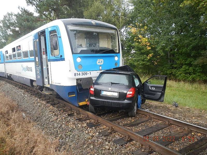 Střet osobního auta s vlakem u Blatné 25. 9. 2022.