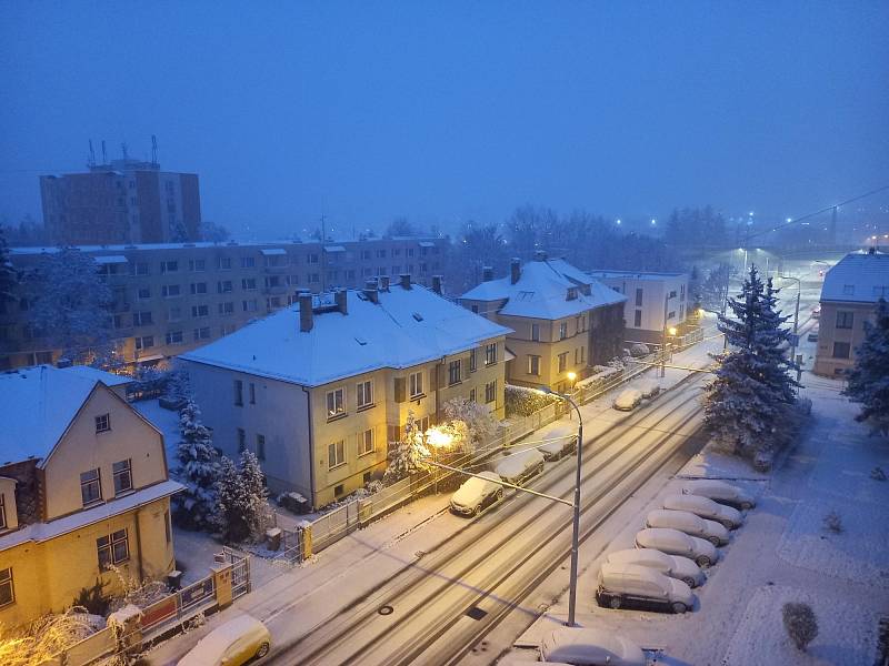 Budějovice v noci zasypal první sníh této zimy.