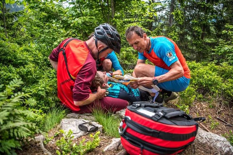 Pátrání po pohřešovaných houbařích, zraněných turistech i cyklistech a dalších výletnicích i na Šumavě horské službě zjednodušuje díky GPS také aplikace Záchranka.