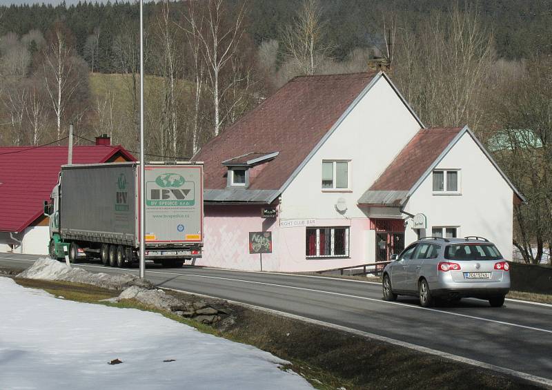 Satan svou nelegální činnost maskoval několika druhy podnikání. Na snímcích noční klub v Horní Vltavici i zavřený pneuservis ve Vimperku.