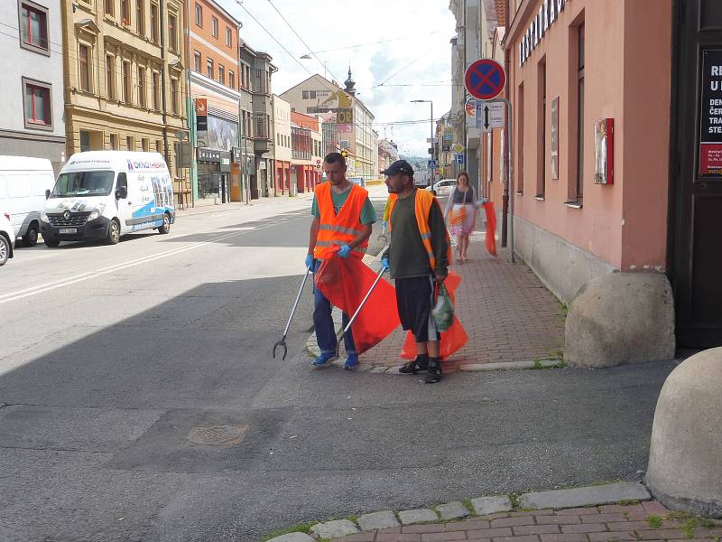 Budějčtí bezdomovci uklízeli v pátek 3. července Rudolfovskou třídu. Vedl je dobrovolník František. Za odměnu dostanou stravenky.