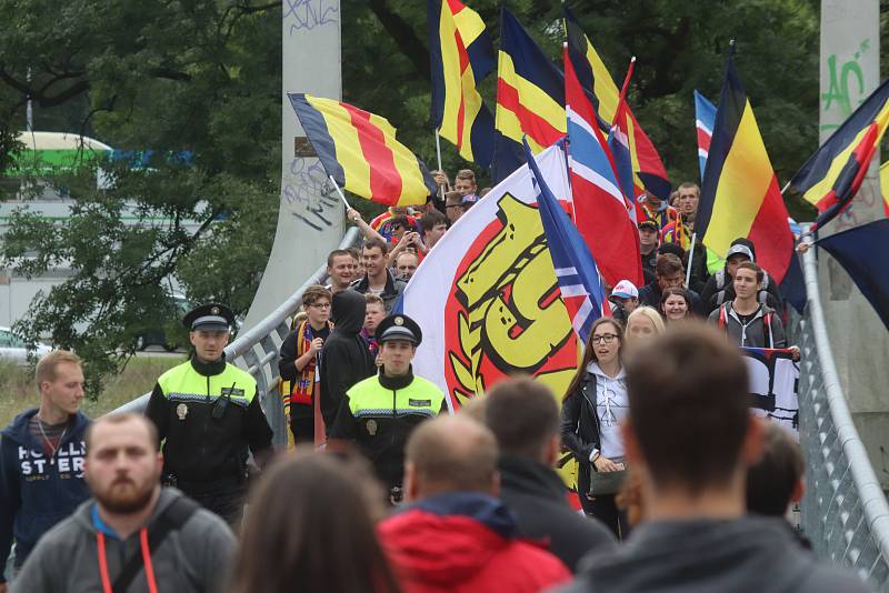 Fanouškové Motoru na tradičním pochodu k českobudějovickému zimnímu stadionu