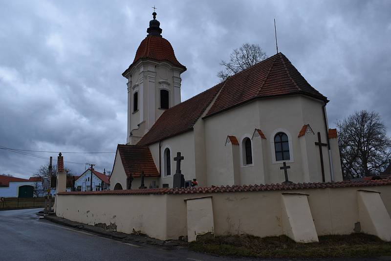 Fara a kostel v Dolních Slověnicích.