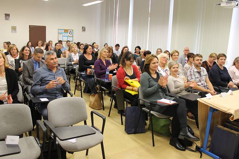 Střední zdravotnická škola a Vyšší odborná škola zdravotnická České Budějovice pořádaly první celostátní konferenci vyučujících oboru zubní technik, zubních techniků a dalších odborníků.