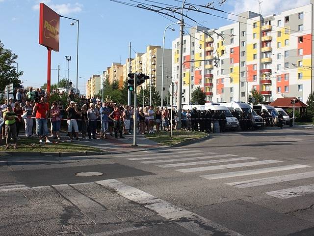 Demonstrace na Máji 13. července.