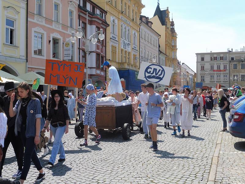 Budějovický majáles vyvrcholil v pátek 24. května tradičním průvodem městem. Studenti ze 17 škol prošli ulicemi centra v maskách. Dav mířil na Sokolský ostrov, kde program pokračoval volbou Krále majálesu. Navečer se zde tradičně koná hudební program.