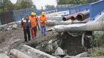 Do finále se dostávají práce na novém mostu u hřbitova v Mladém na okraji Českých Budějovic. Původně měl být předán v září, ale vše nasvědčuje tomu, že práce se protáhnou nejméně do října. 