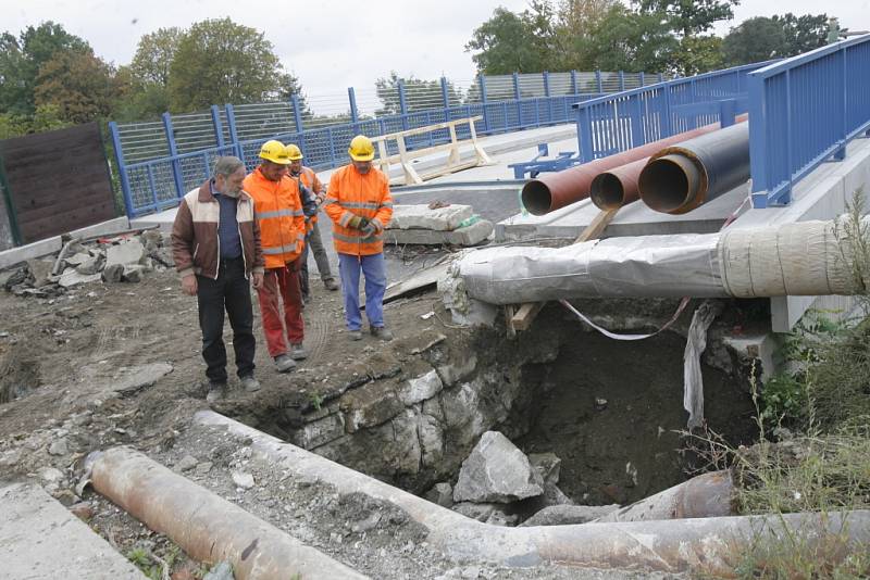 Do finále se dostávají práce na novém mostu u hřbitova v Mladém na okraji Českých Budějovic. Původně měl být předán v září, ale vše nasvědčuje tomu, že práce se protáhnou nejméně do října. 