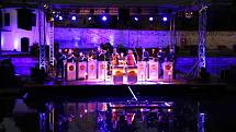 Múzy na vodě v Českých Budějovicích na slepém rameni Malše pokračovaly sobotním koncertem moravské kapely The People